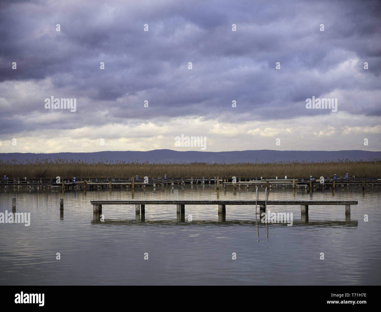 Jetée de baignade sur un lac en hiver Banque D'Images