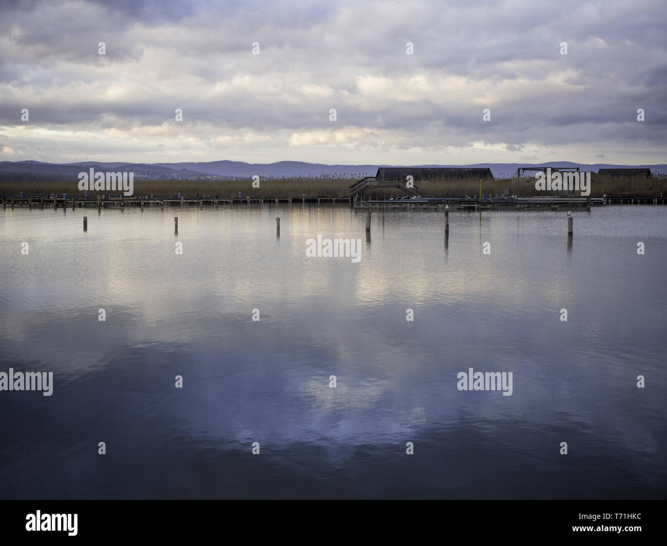 Jetée de baignade sur un lac en hiver Banque D'Images