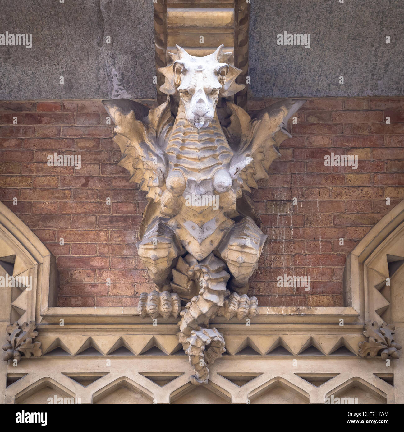 TURIN, ITALIE - Dragon sur la façade du palais de la Victoire Banque D'Images