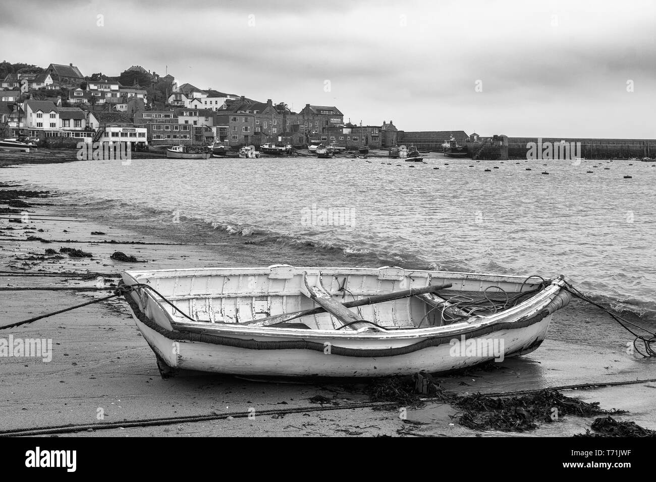 Ville plage à marée basse, Hugh Town, St Mary's, Îles Scilly, UK : version noir et blanc Banque D'Images