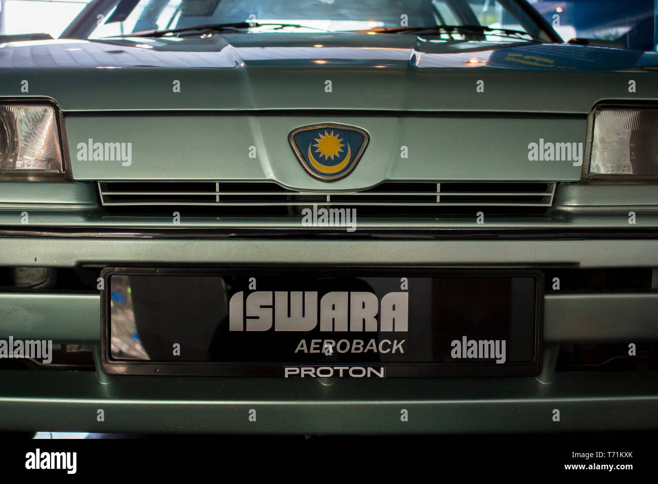 Vieilles voitures proton avec les anciens logos pour montrer l'intérieur de l'entreprise de proton. Banque D'Images