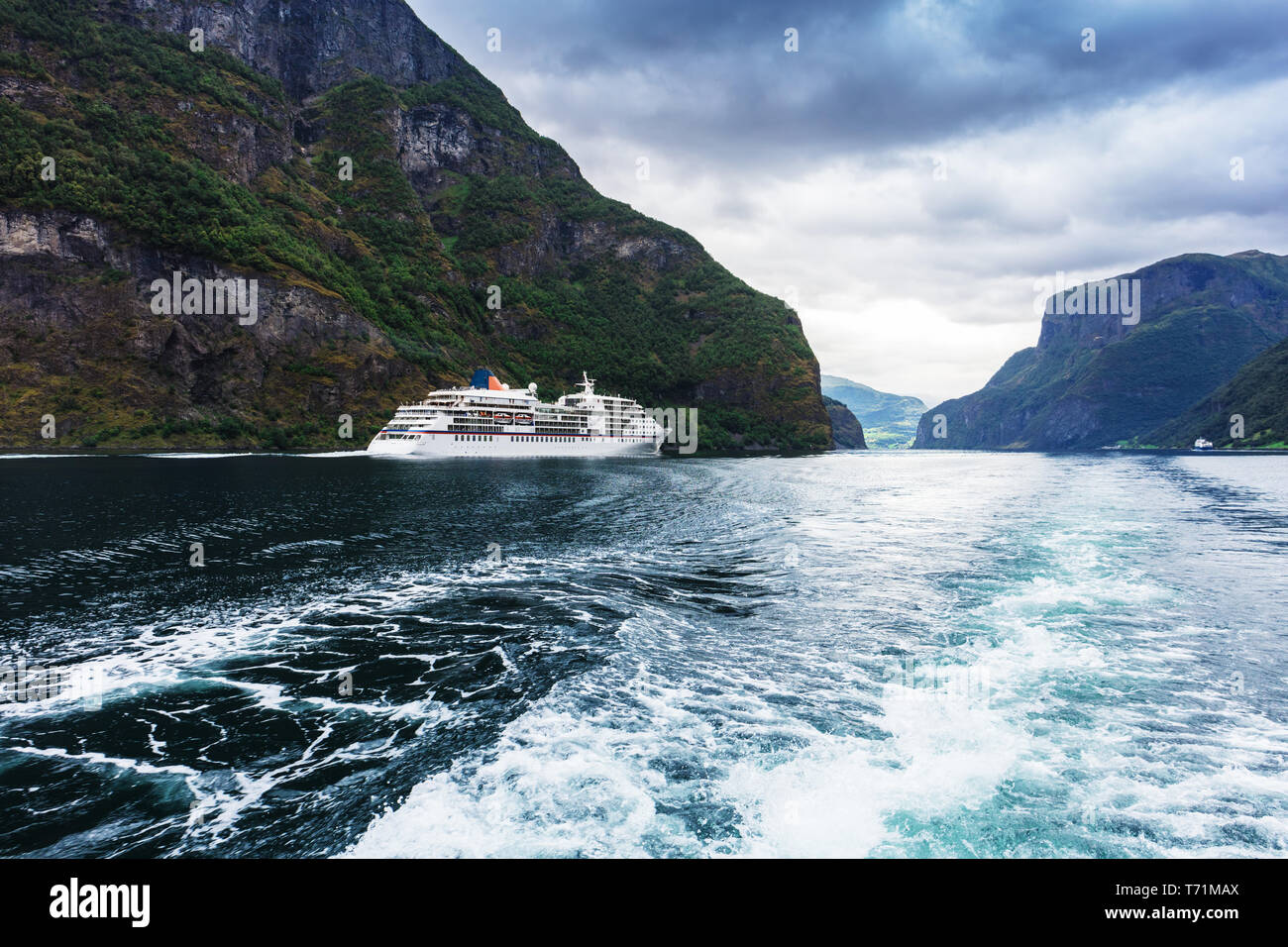 Bateau de croisière dans le fjord de Geiranger Banque D'Images