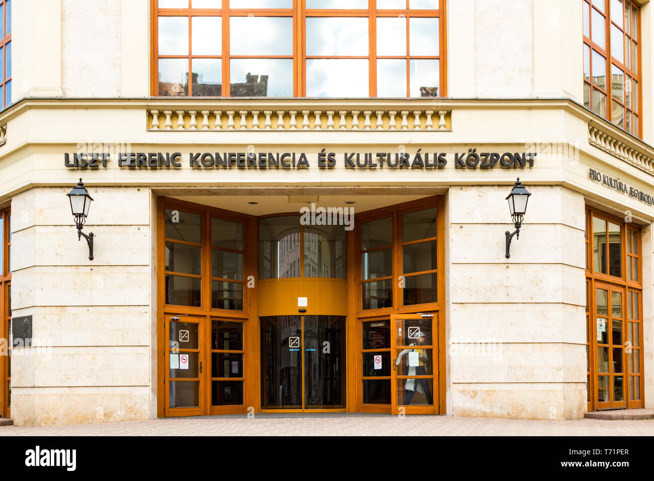 Sopron / Hongrie - 2 mai 2019 : Entrée de Liszt Ferenc et de Conférence Centre Culturel à Sopron, Hongrie Banque D'Images