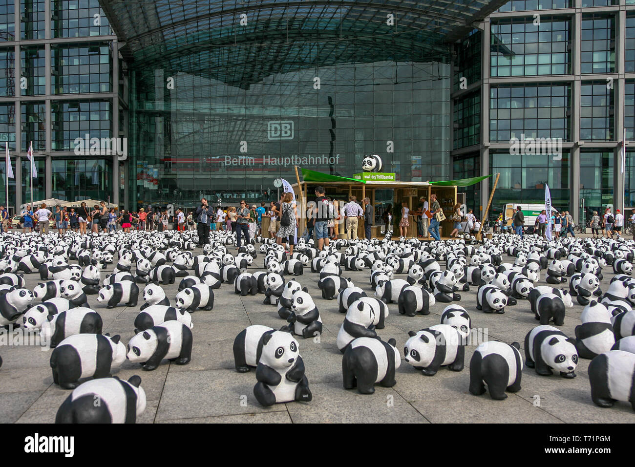 Berlin, Allemagne, le 6 août 2013 - Le WWF fête son 50e anniversaire avec un panda tour. 1600 sculptures d'Pandabaeren ont été mis en place en face de la gare centrale de Berlin. Ceux-ci correspondent à la vie encore nombre d'Pandabaeren dans la liberté. Banque D'Images