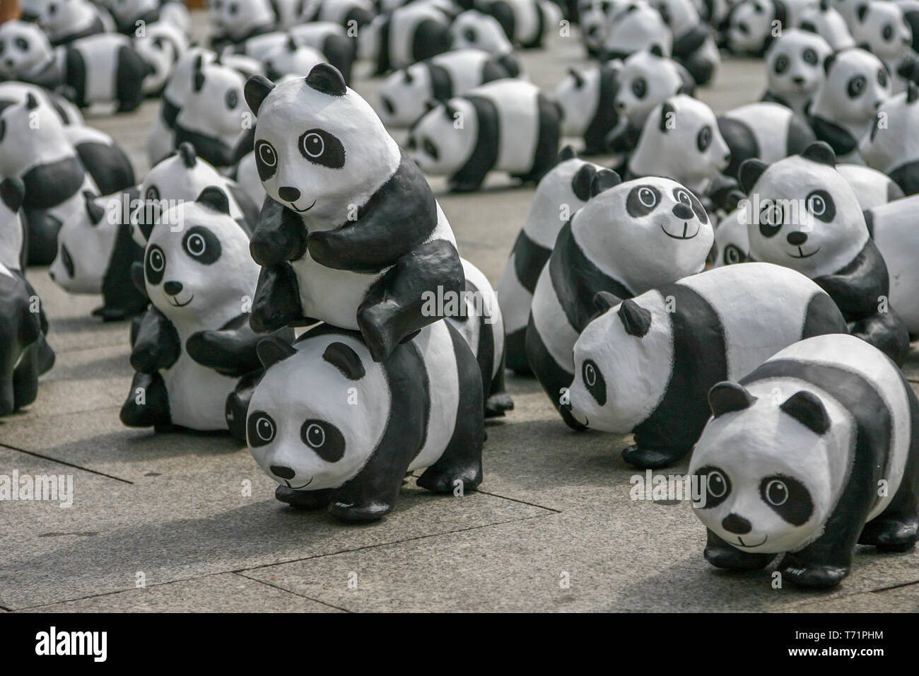 Berlin, Allemagne, le 6 août 2013 - Le WWF fête son 50e anniversaire avec un panda tour. 1600 sculptures d'Pandabaeren ont été mis en place en face de la gare centrale de Berlin. Ceux-ci correspondent à la vie encore nombre d'Pandabaeren dans la liberté. Banque D'Images