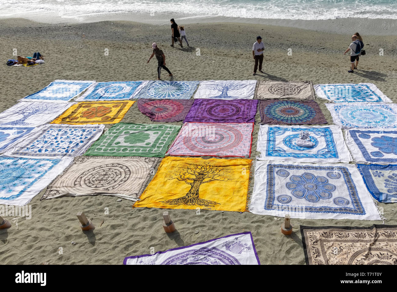 MONTEROSSO, Ligurie / ITALIE - 22 avril : couvertures de plage à vendre à Monterosso Ligurie Italie le 22 avril 2019. Des personnes non identifiées Banque D'Images