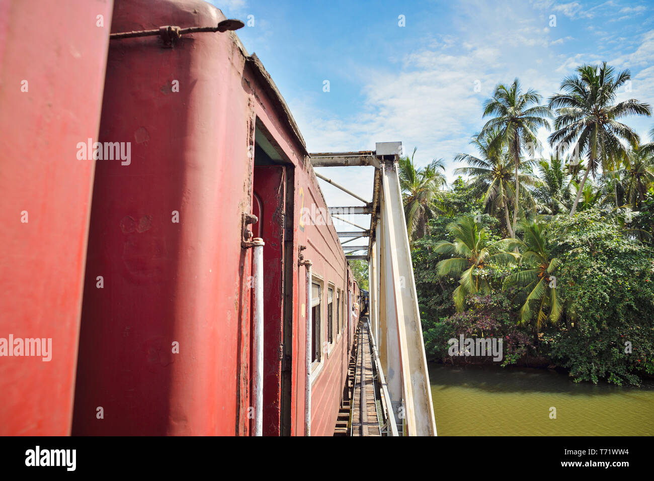 Vieux train rouge Banque D'Images