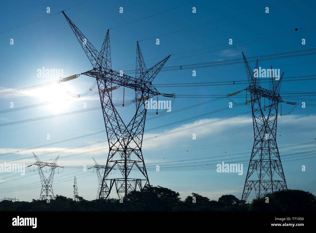 Les lignes électriques en provenance d'une sous-station à Foz do Iguazu, l'Etat du Parana, Brésil Banque D'Images