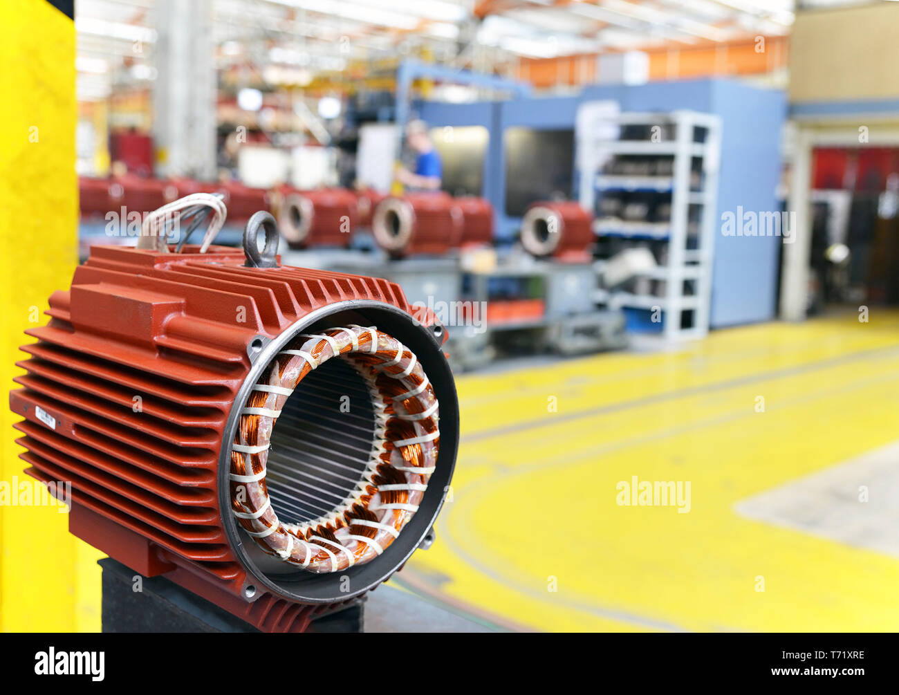 Gros plan : génie mécanique de moteurs électriques en production dans une usine moderne Banque D'Images