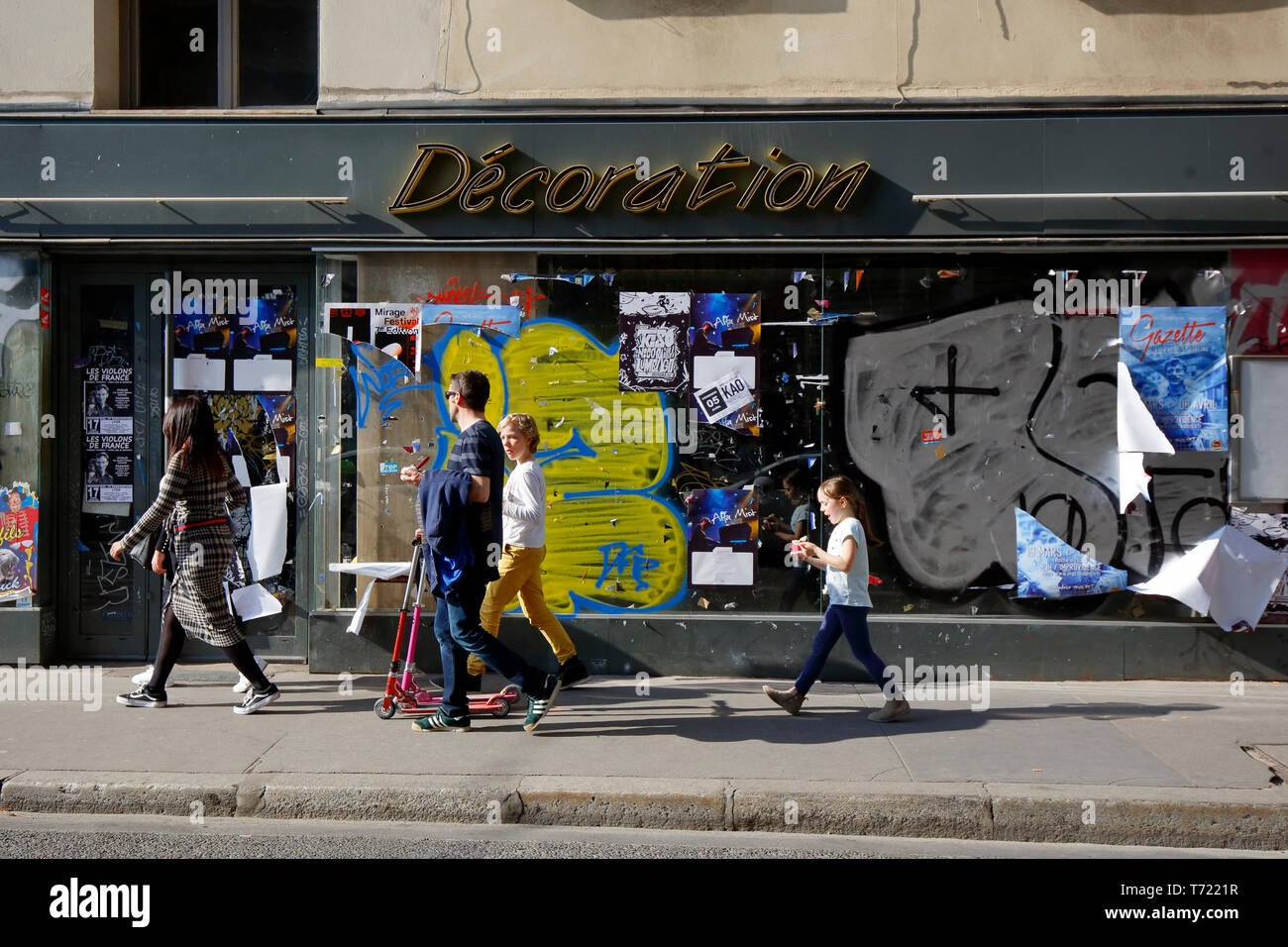 Les gens passent devant une vitrine vide du nom de décoration à Lyon, France Banque D'Images