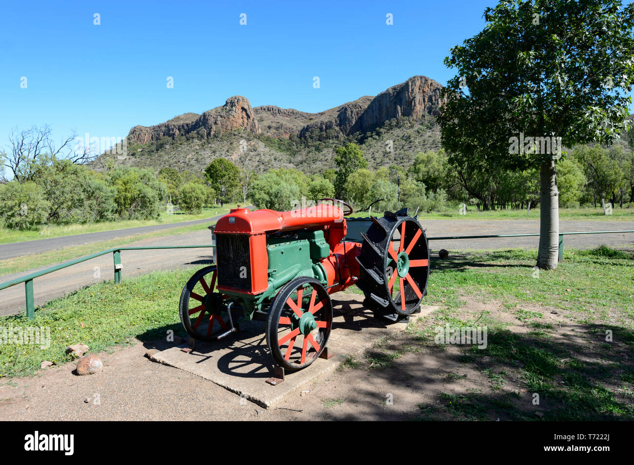 Un vieux tracteur Fordson vert et rouge en face du pittoresque parc National de Minerva Hill, Queensland, Queensland, Australie Banque D'Images