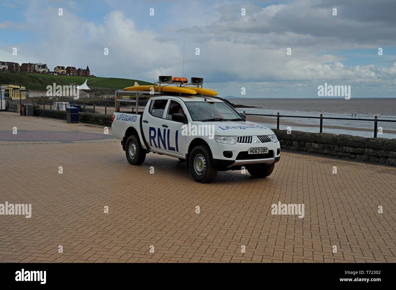 Formation de sauveteurs RNLI sur la plage et à l'extérieur de la station de sauvetage à Barry Island, South Wales Banque D'Images