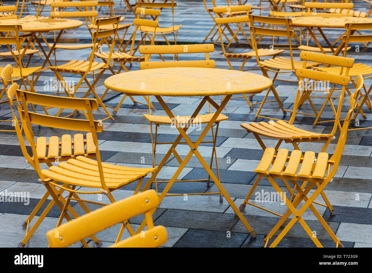 Des tables et des chaises dans un café sur la rue Banque D'Images