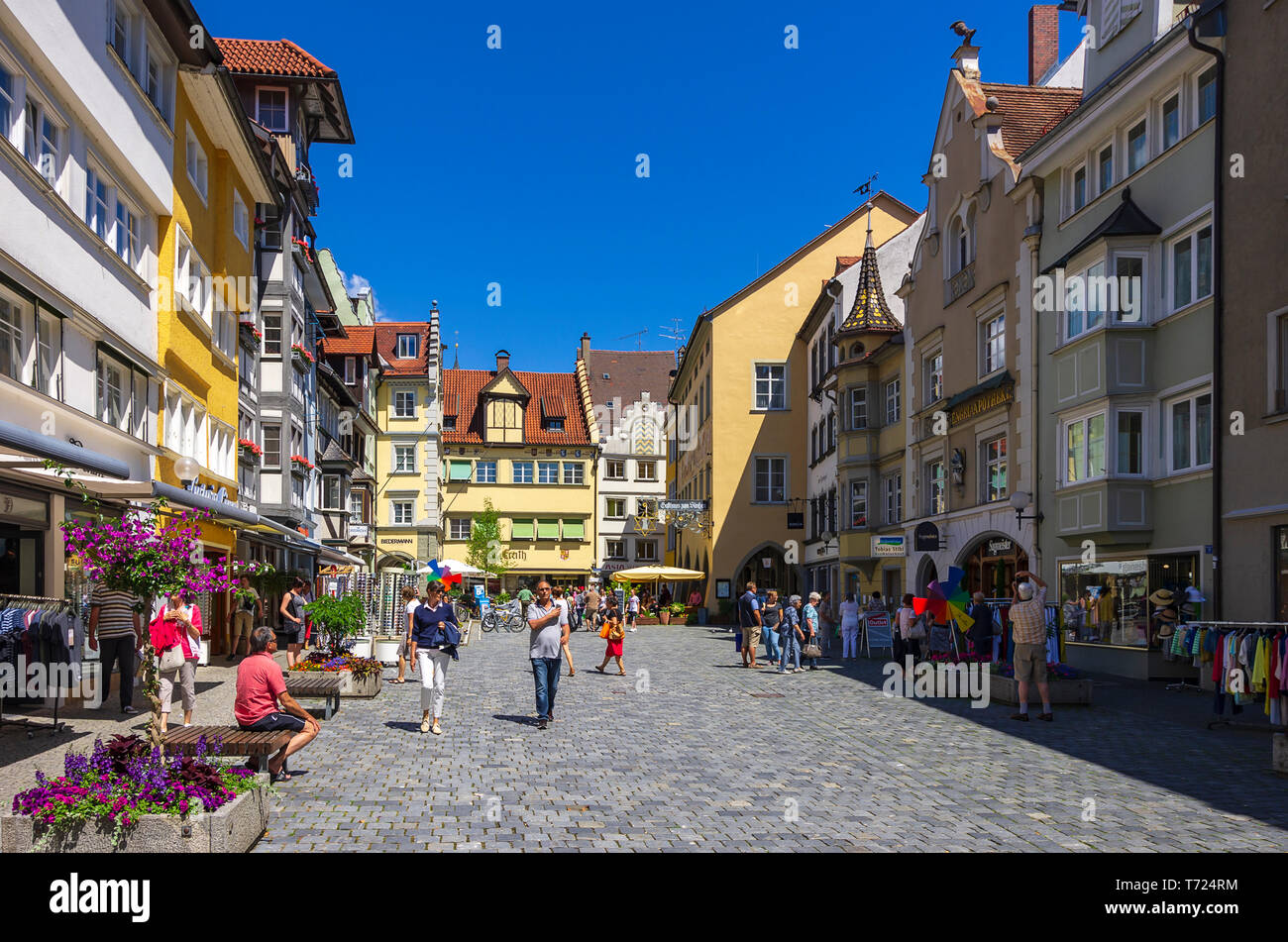 La vie de la rue scène sur la Maximilianstrasse, dans la vieille ville de Lindau, sur le lac de Constance, Bavière, Allemagne, Europe. Banque D'Images