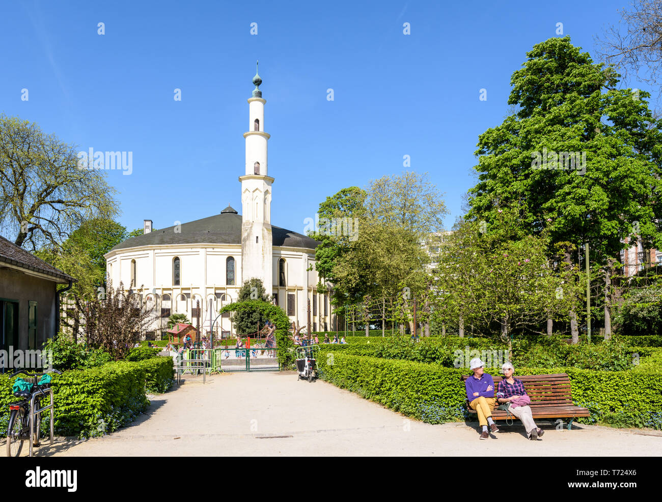 La Grande mosquée de Bruxelles, Belgique, avec une aire de jeux dans le Parc du Cinquantenaire au printemps. Banque D'Images