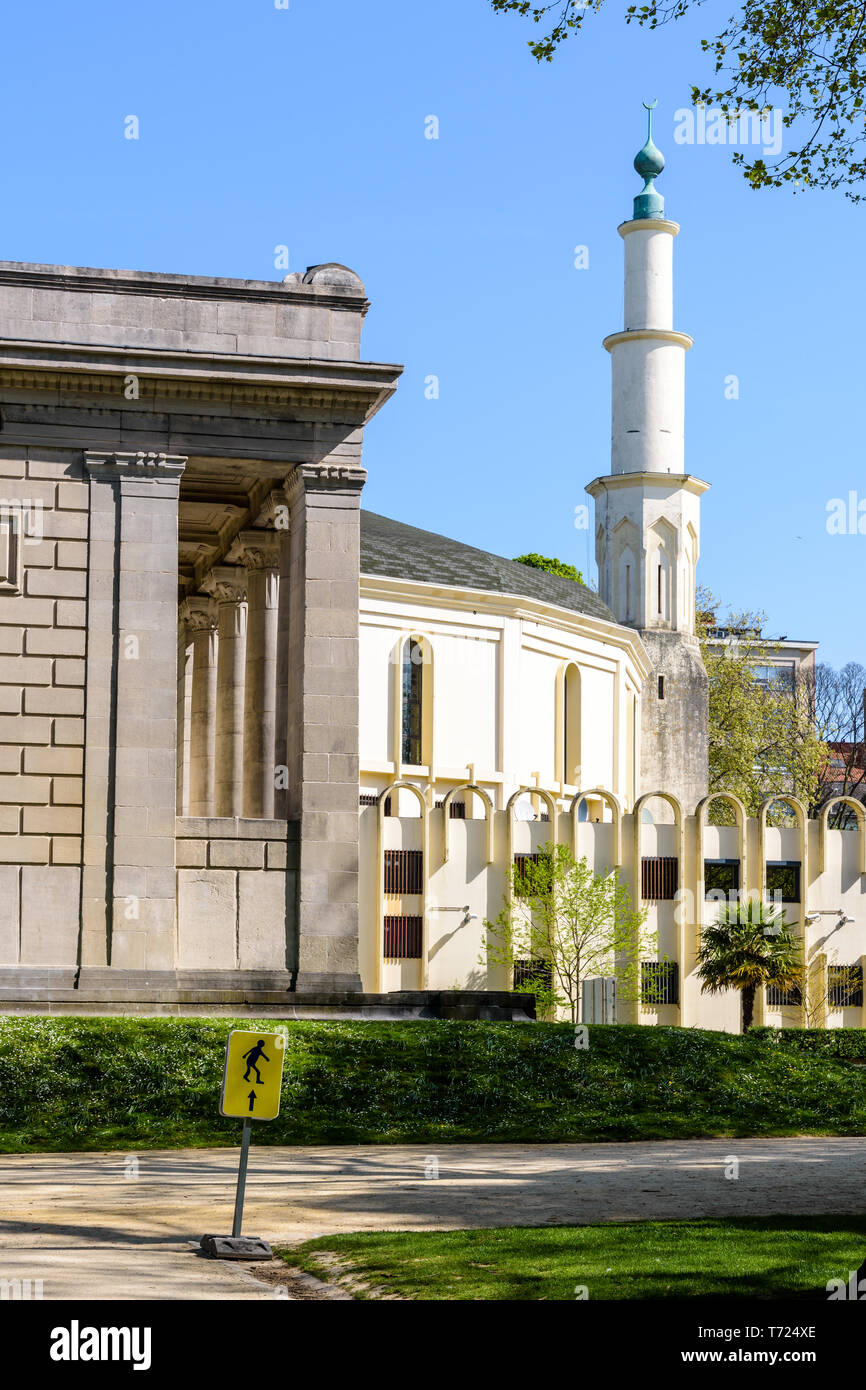 La Grande mosquée de Bruxelles, Belgique, avec le temple des passions humaines à l'avant-plan dans le Parc du Cinquantenaire au printemps. Banque D'Images