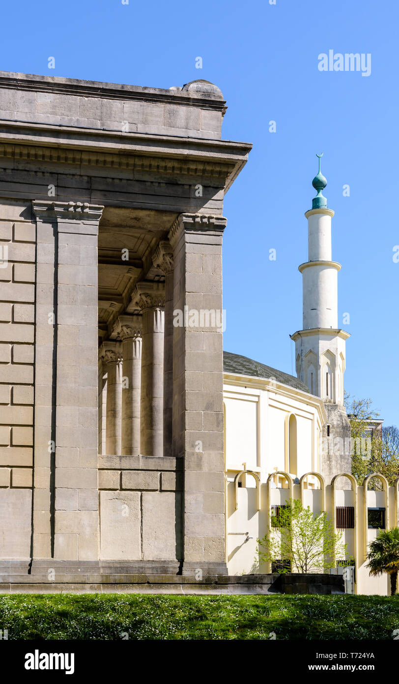 La Grande mosquée de Bruxelles, Belgique, avec le temple des passions humaines à l'avant-plan dans le Parc du Cinquantenaire au printemps. Banque D'Images