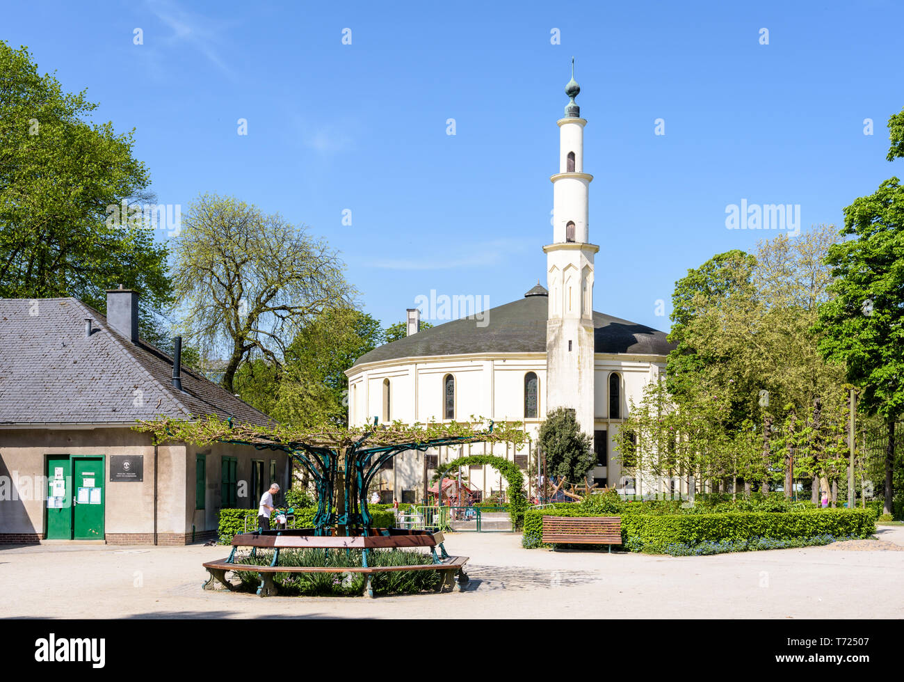 La Grande mosquée de Bruxelles, Belgique, avec une aire de jeux dans le Parc du Cinquantenaire au printemps. Banque D'Images