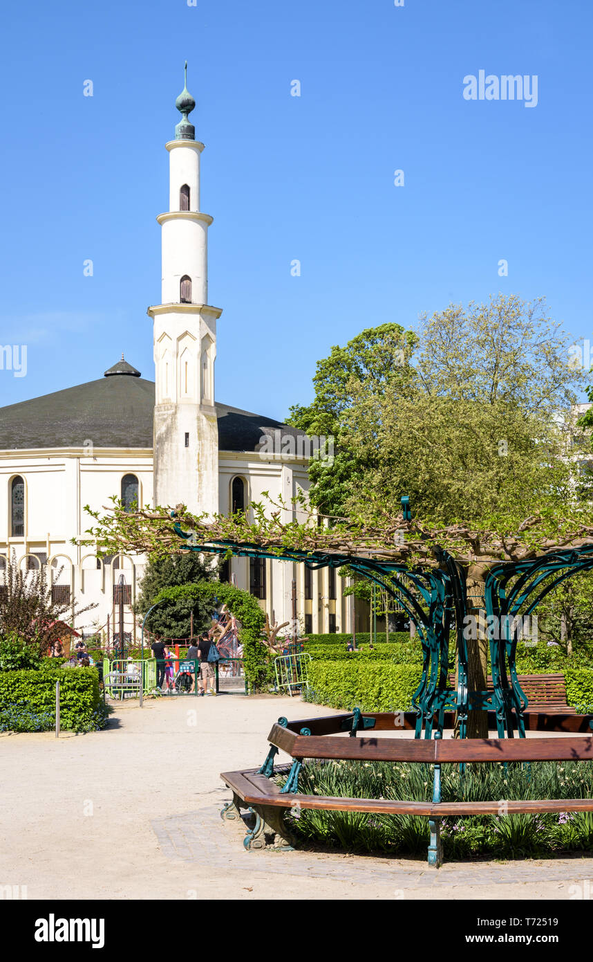La Grande mosquée de Bruxelles, Belgique, avec une aire de jeux dans le Parc du Cinquantenaire au printemps. Banque D'Images