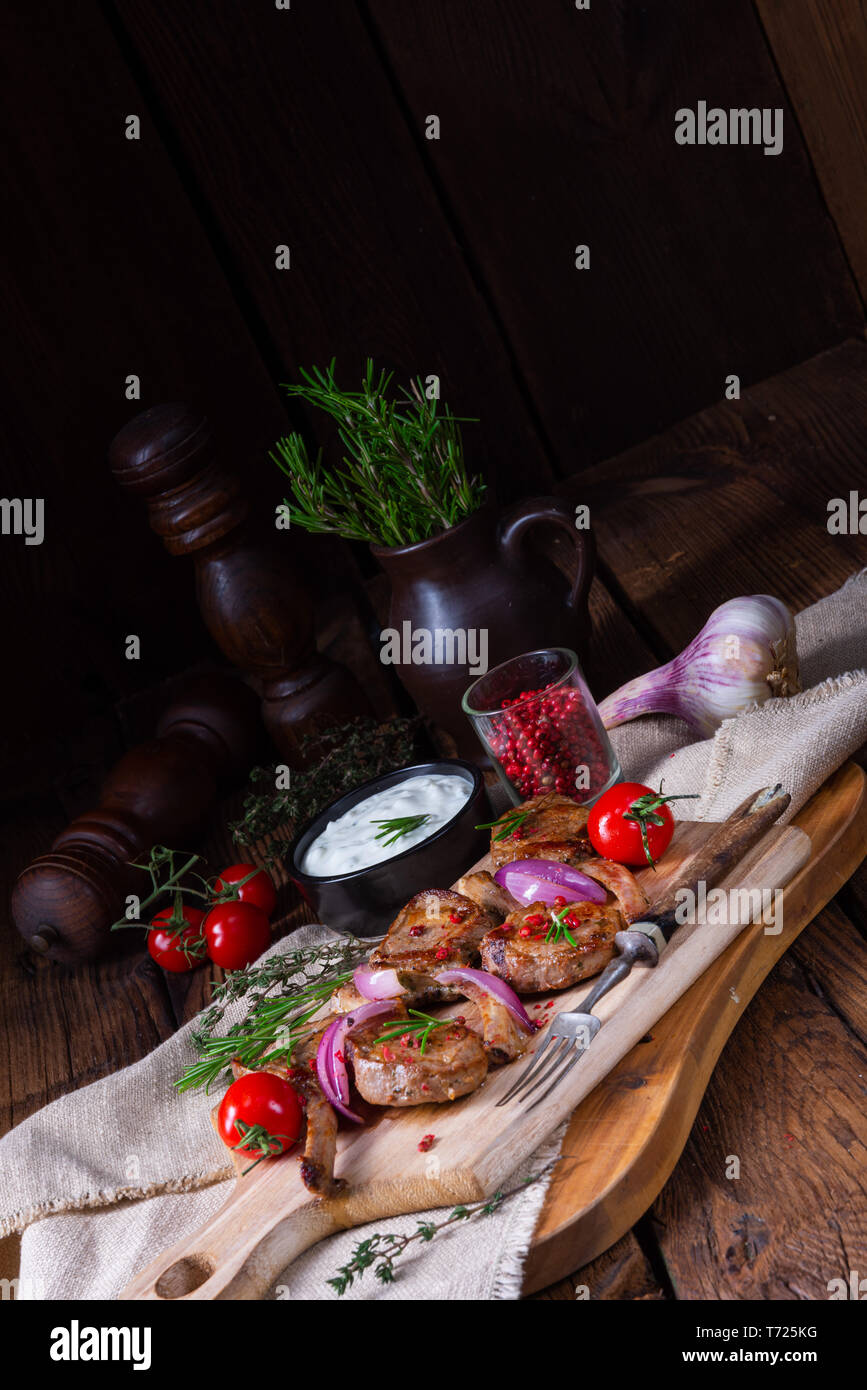 Épaule d'agneau grillée au romarin poulet au four Banque D'Images