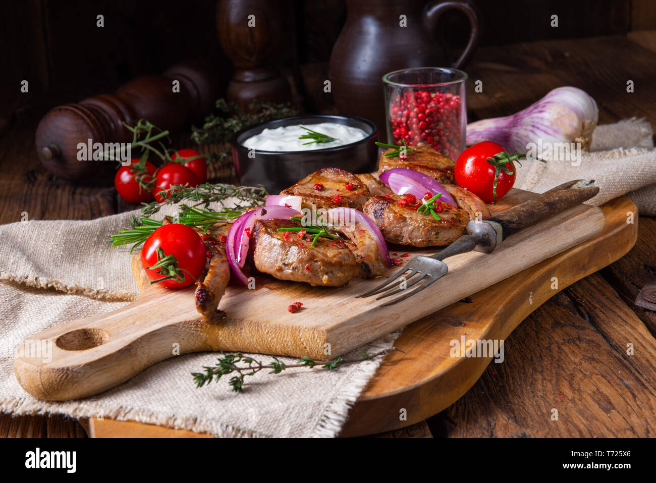 Épaule d'agneau grillée au romarin poulet au four Banque D'Images