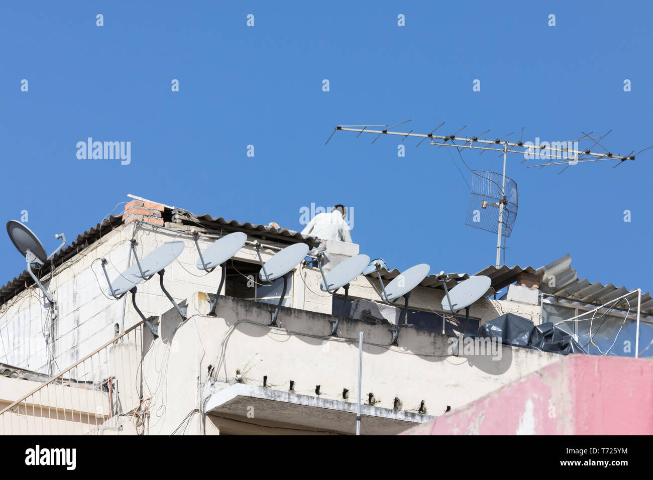 Le travail d'installation des antennes sur le toit Cuenca Banque D'Images