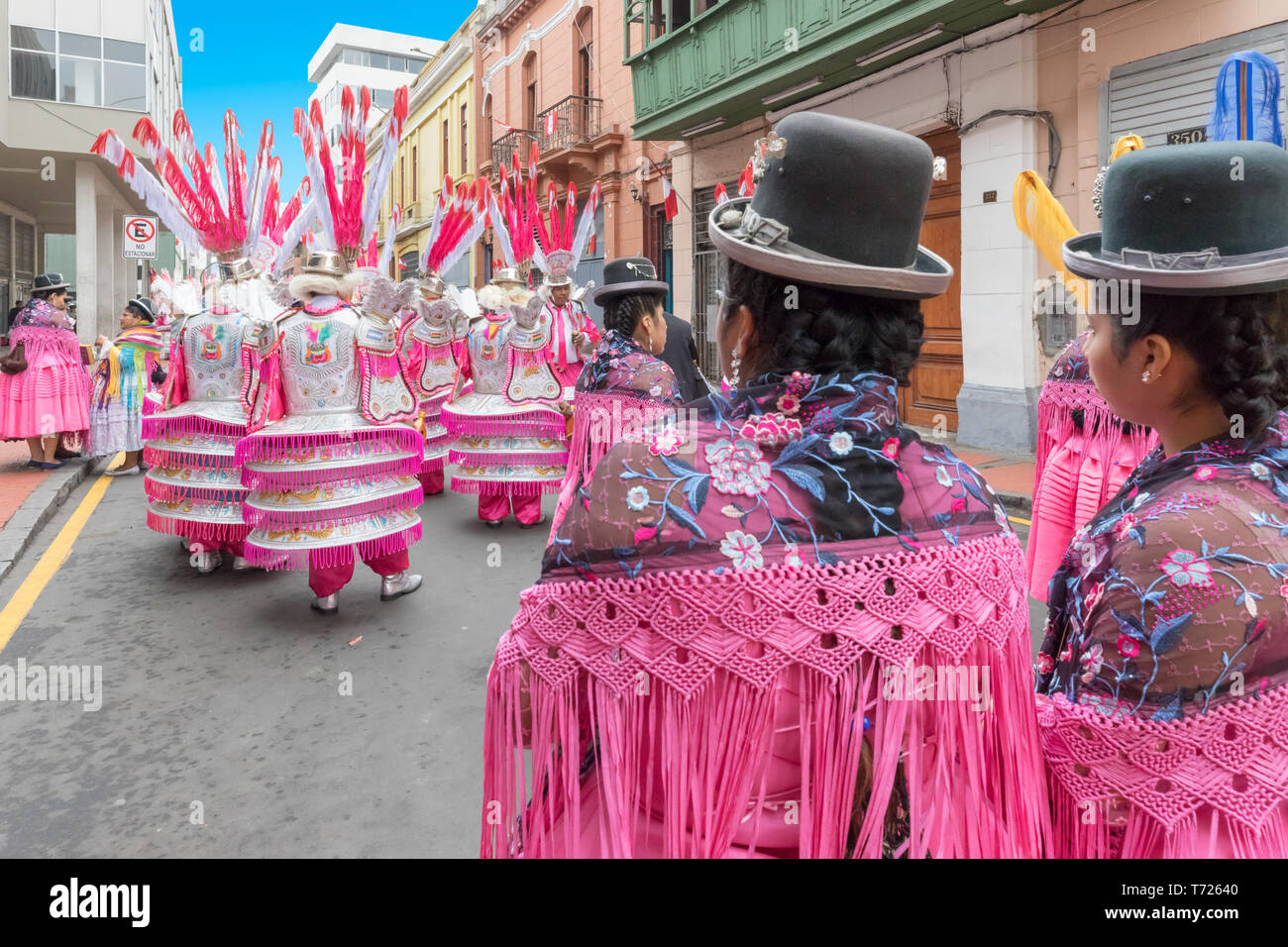 Traditionnelle péruvienne Lima costumes rose Banque D'Images
