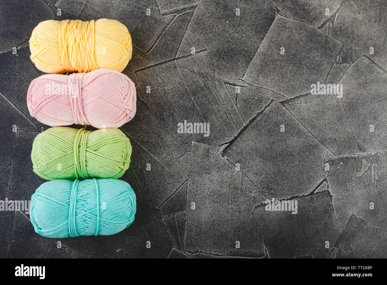 Écheveaux de fil de couleur sur fond sombre Banque D'Images