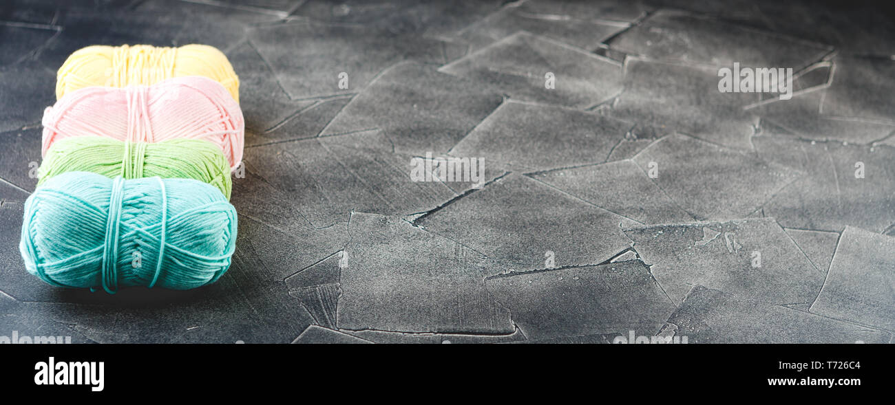 Écheveaux de fil de couleur sur fond sombre Banque D'Images