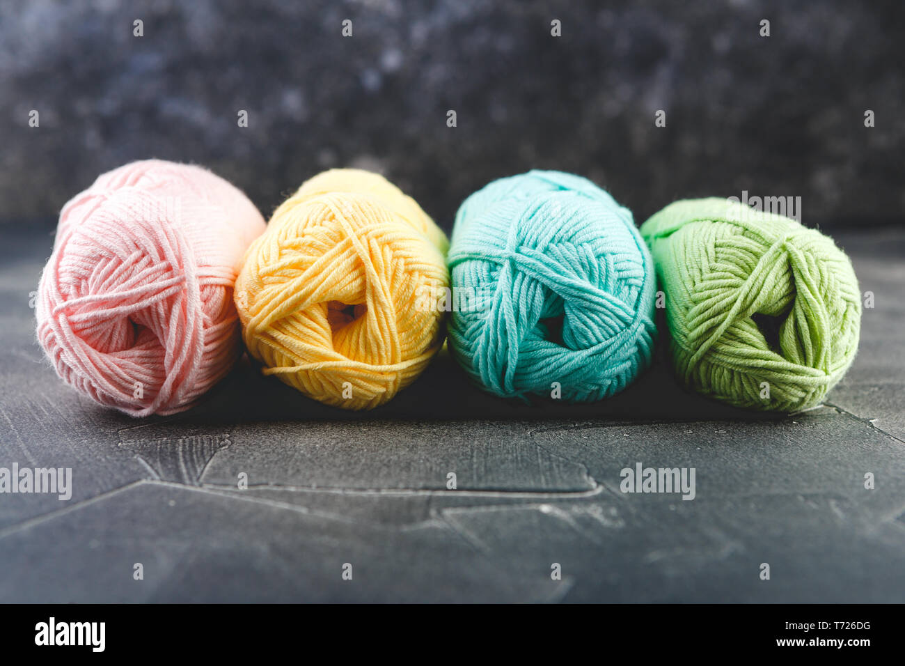 Écheveaux de fil de couleur sur fond sombre Banque D'Images