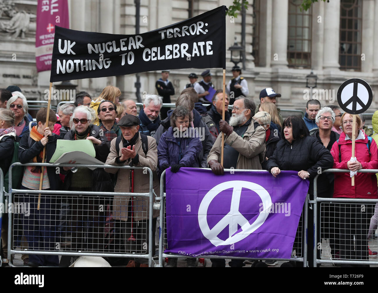 Les manifestants de la CND démontrer en face de l'abbaye de Westminster, où un service est en cours de reconnaître cinquante ans de dissuasion continue à la mer. Banque D'Images