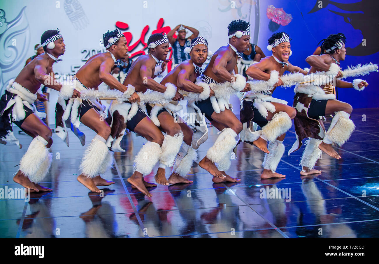 Des danseurs sud-africains d'Amazebra folklore Dance ensemble se produisent au festival de la danse maskdance qui s'est tenu à Andong, en Corée du Sud Banque D'Images