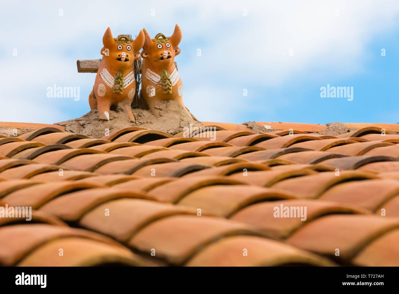 Pucara taureaux en céramique sur le toit Banque D'Images