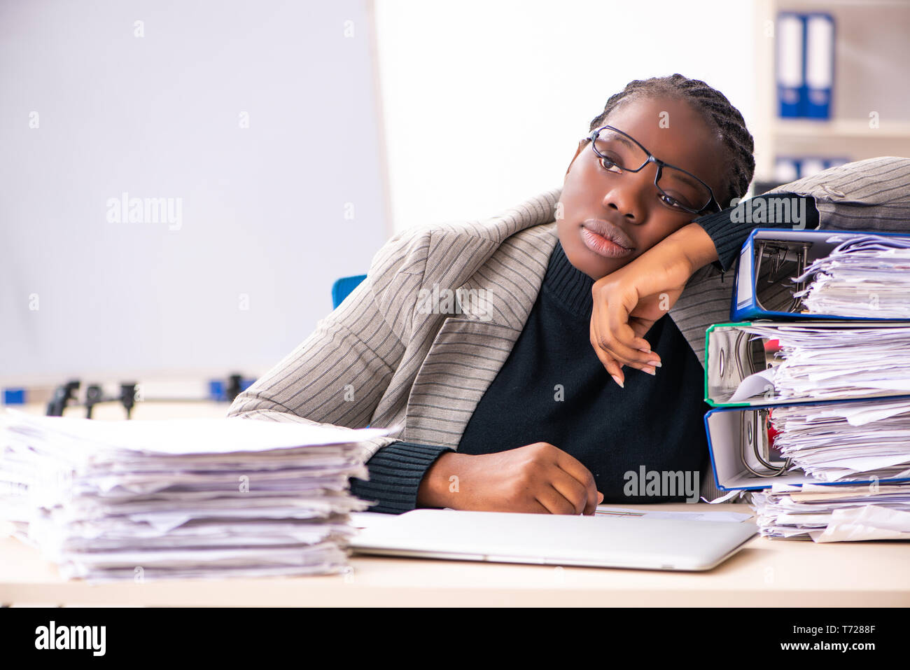 Black femme employée mécontente de l'excès de travail Banque D'Images