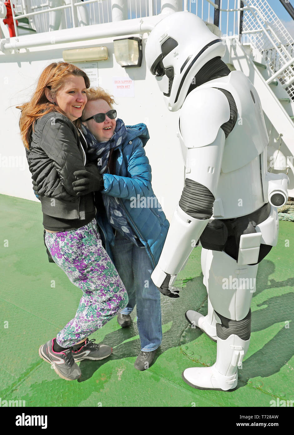 Les passagers Rencontrez un membre de la Légion 501st garnison l'Irlande sur le Lough Foyle Ferry, la position de la mai, la 4e Festival à Malin Head où des scènes de Star Wars Jedi où la dernière tournée. Banque D'Images