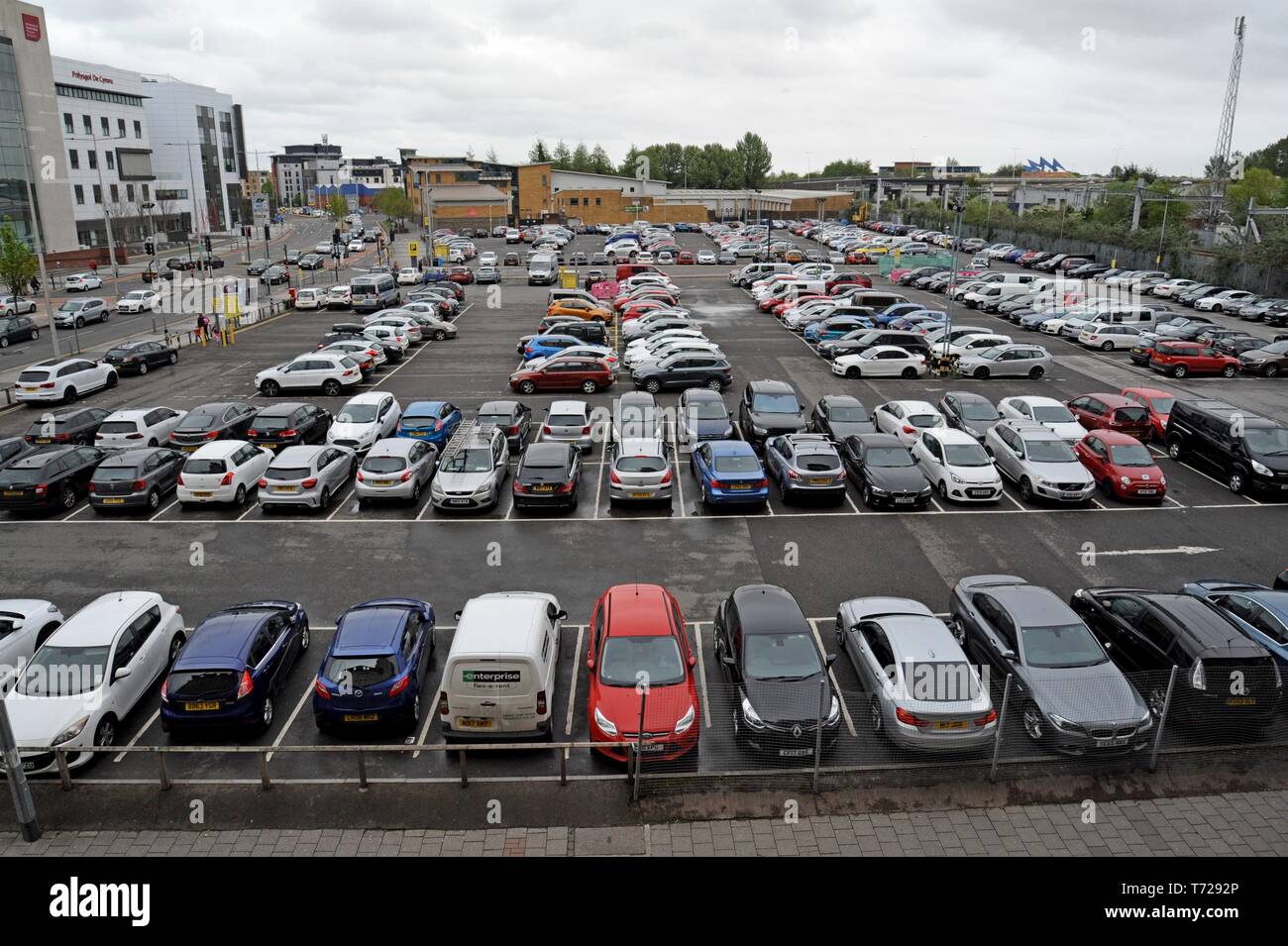 Une vue sur le parking en face de l'Université de Nouvelle-Galles du Sud dans le centre-ville de Cardiff Banque D'Images