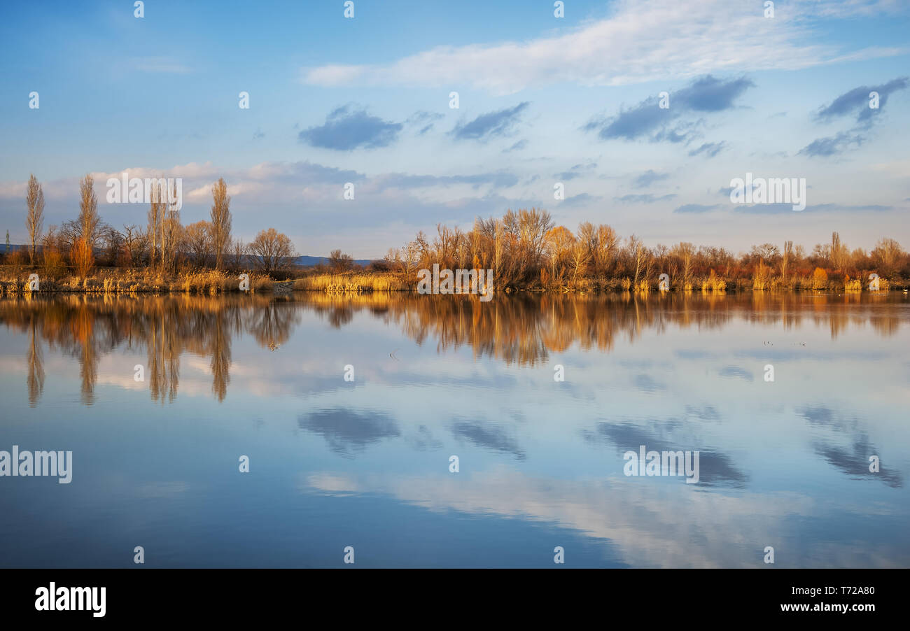 Réflexions des nuages dans un lac Banque D'Images