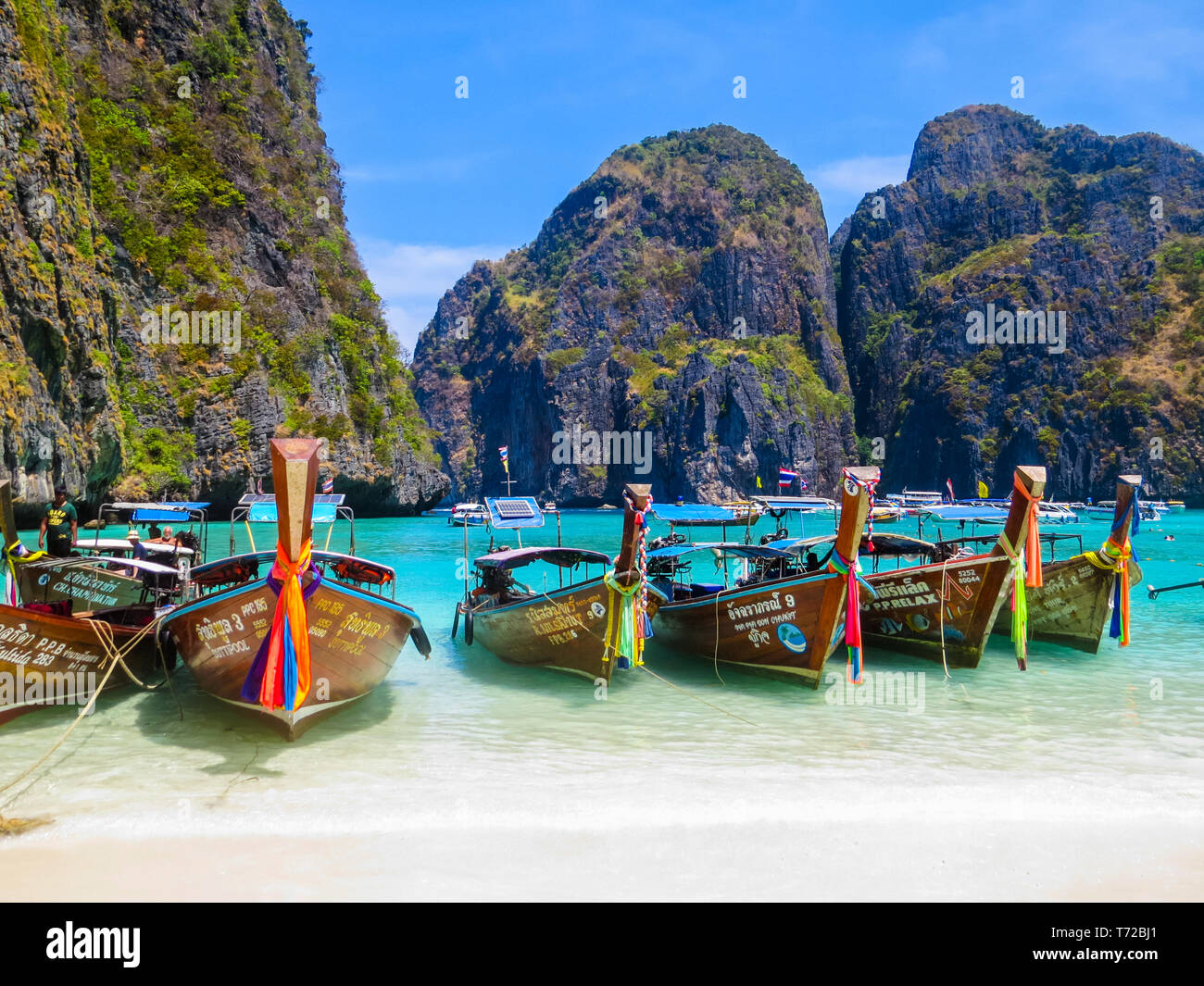 MAYA BAY, THAÏLANDE - Mars 27, 2016 : vue sur la célèbre plage de la baie de Maya. Banque D'Images