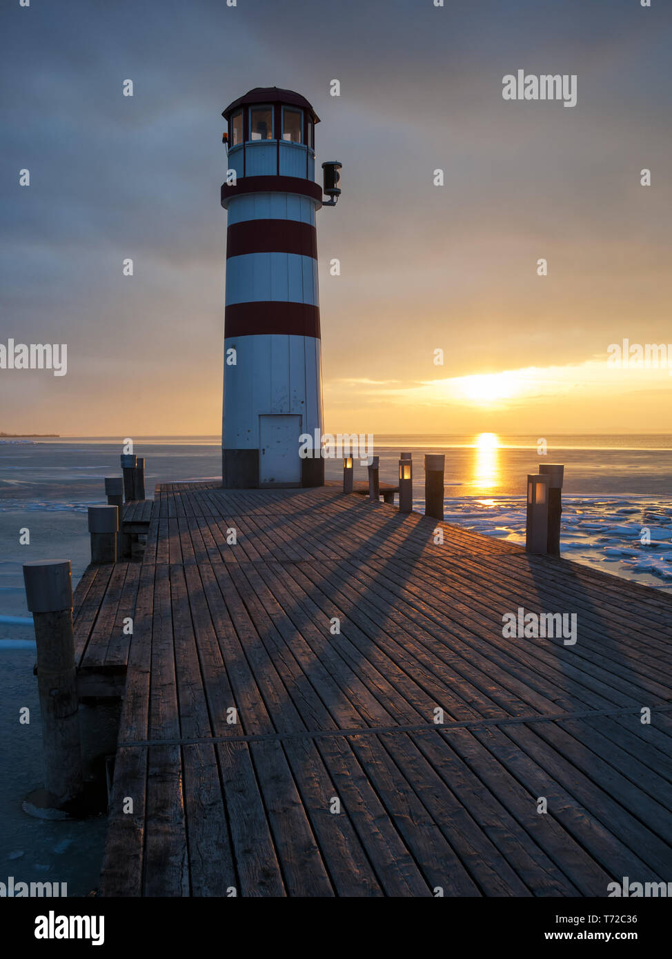 Phare de la jetée sur le lac en hiver Banque D'Images