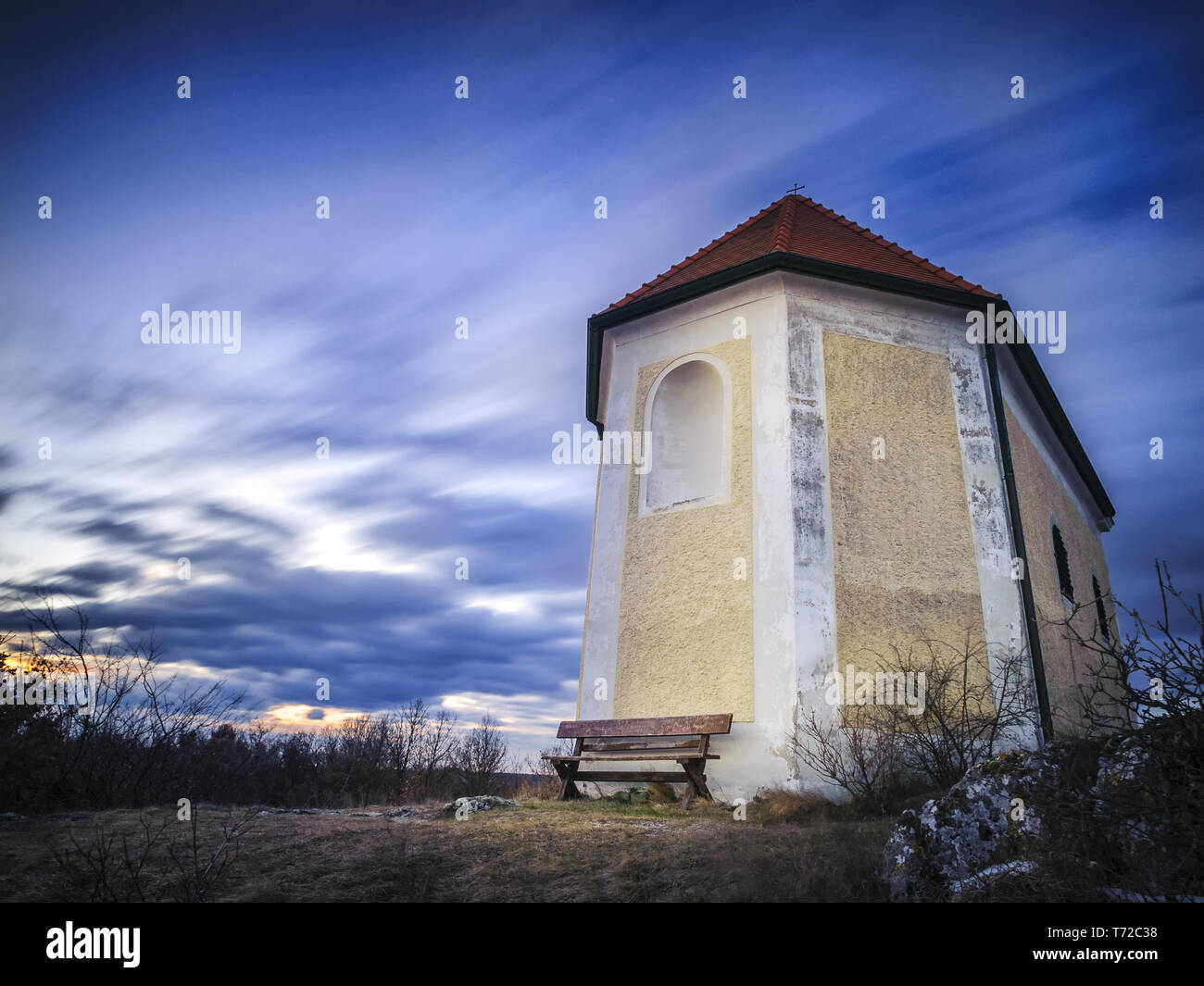 Chapelle sur une colline longue exposition nuages Banque D'Images