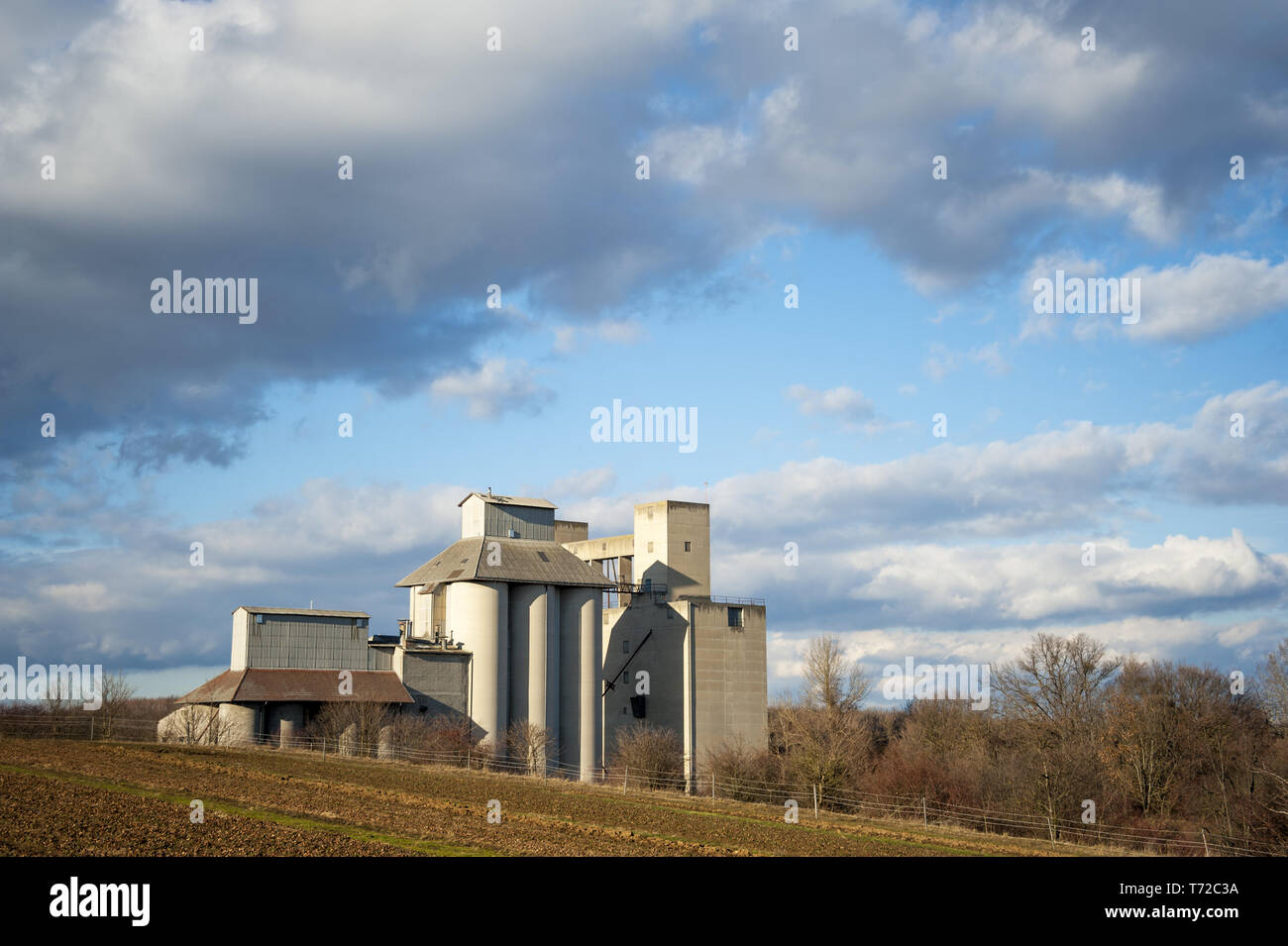 Bâtiments de stockage sur les terres agricoles Banque D'Images