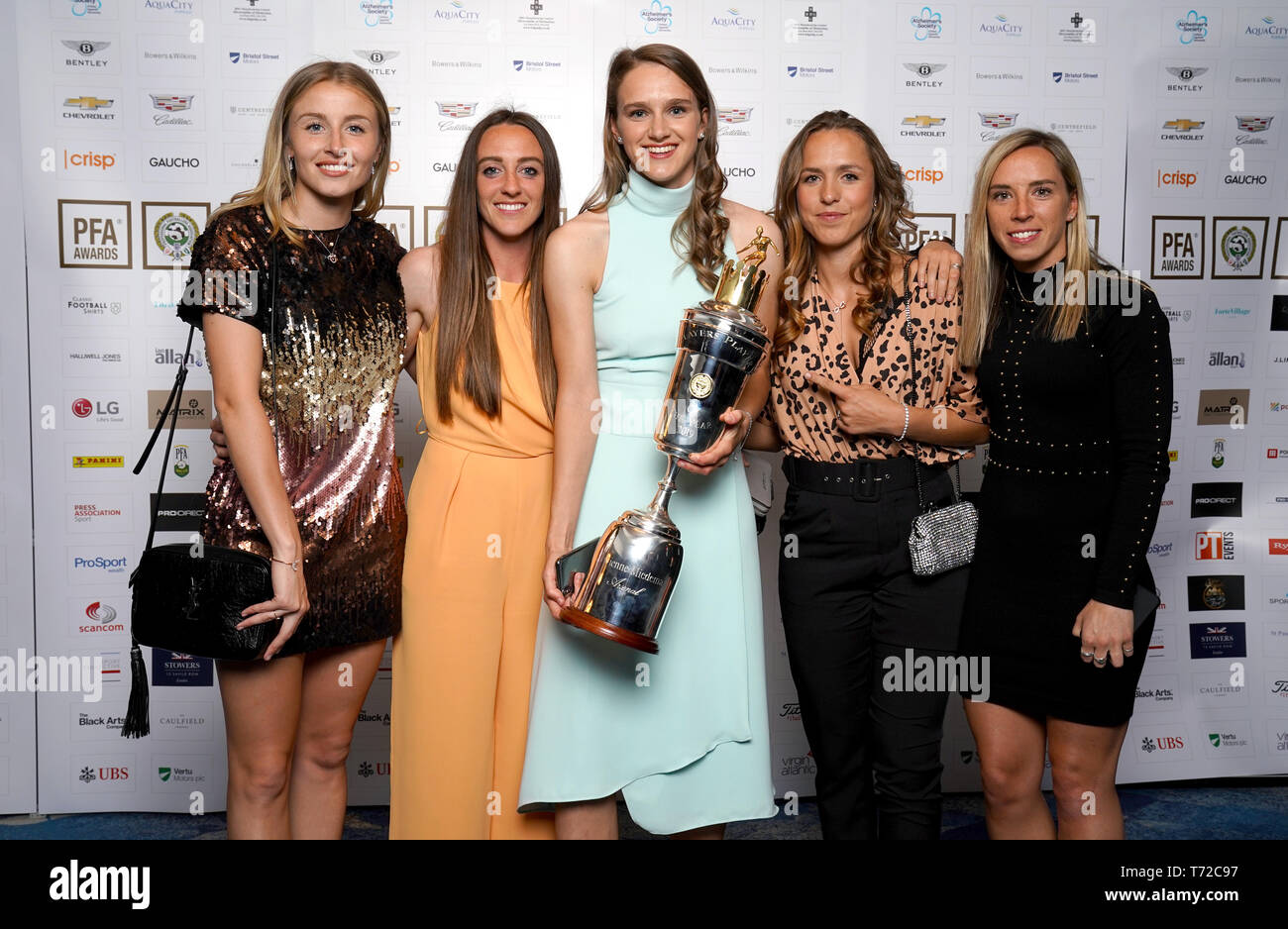 L'arsenal Vivianne Miedema (centre) pose avec son joueur PFA de l'année avec des coéquipiers Leah Williamson (à gauche), Lisa Evans, Lia Walti, et la Jordanie Knobbs (à droite) au cours de la PFA Awards 2019 du Grosvenor House Hotel, Londres. Banque D'Images