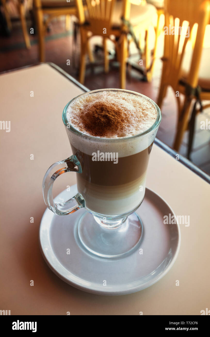 Irish Coffee cup on table in cafe Banque D'Images