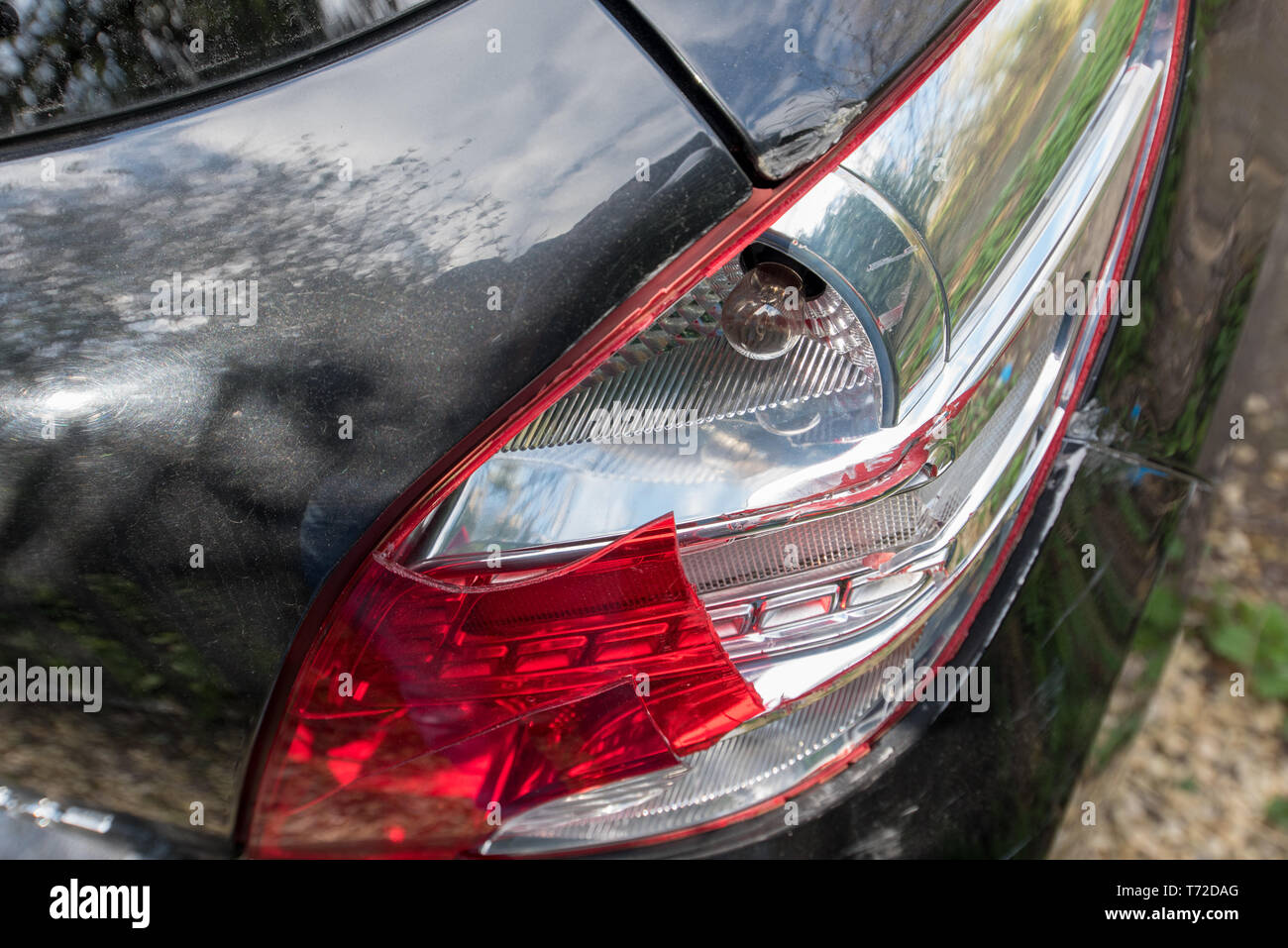 Feu arrière de voiture brisé Banque de photographies et d'images à haute  résolution - Alamy
