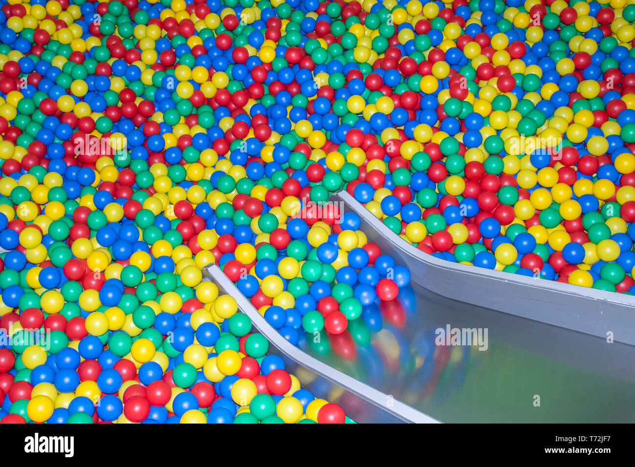 Bebe Metal Va Glisser Vers La Piscine Avec Beaucoup De Balles De Couleur Dans La Salle De Jeux Pour Enfants Photo Stock Alamy Bebe Metal Va Glisser Vers La Piscine Avec Beaucoup De Balles De Couleur Dans La Salle De Jeux Pour Enfants Photo Stock Alamy