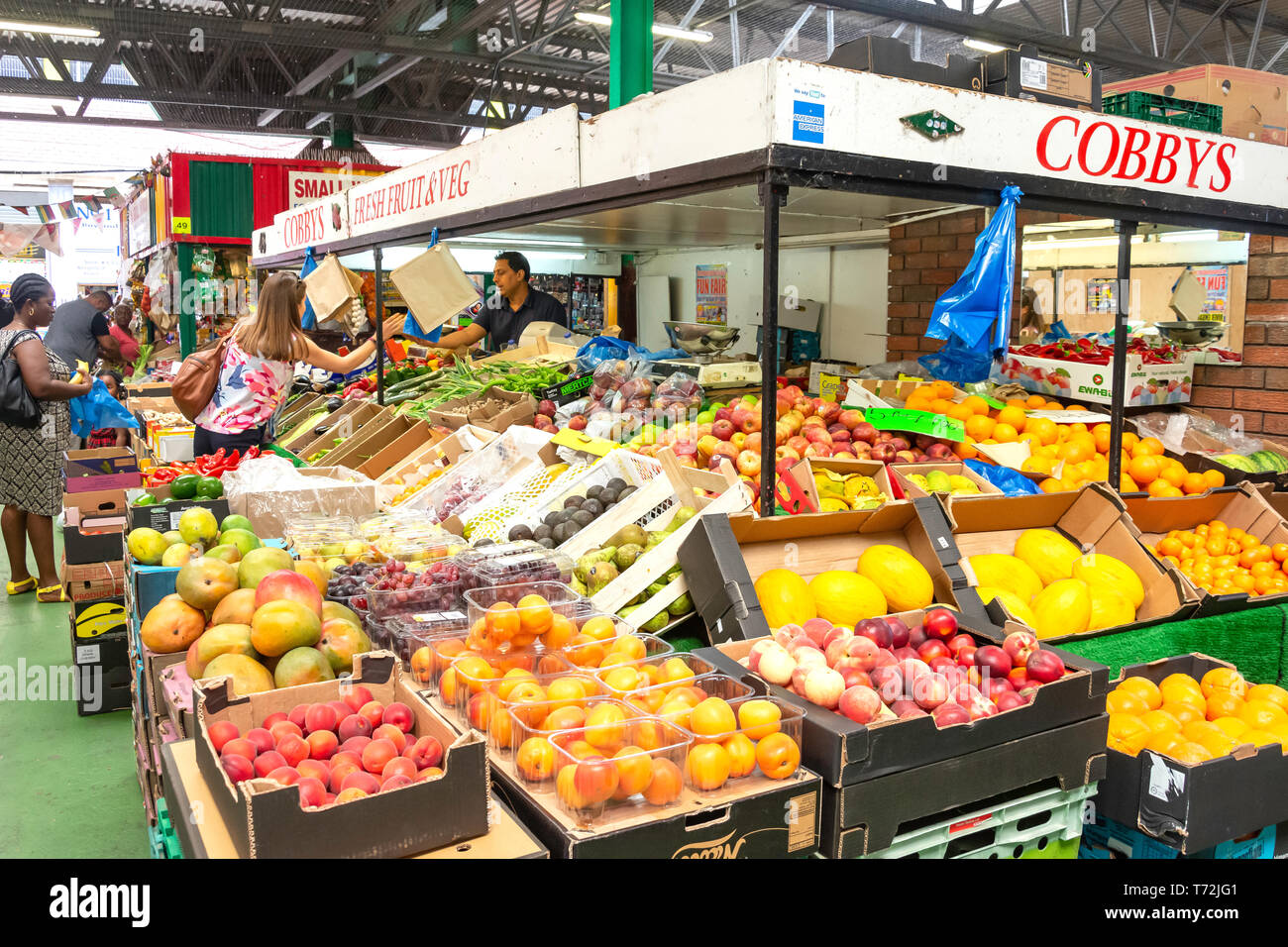 Fruits et légumes à l'intérieur, blocage du marché de la ville de Peterborough, Bayard, Broadway, Peterborough (Cambridgeshire, Angleterre, Royaume-Uni Banque D'Images