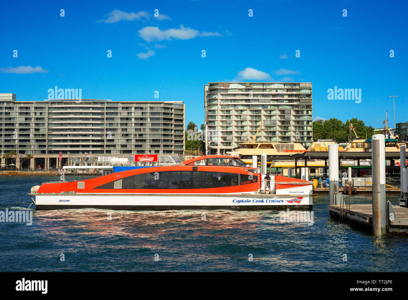 Le capitaine Cook Cruises bateau hop on hop off à Circular Quay terminal de ferries principale dans le centre-ville de Sydney New South Wales Australie Banque D'Images