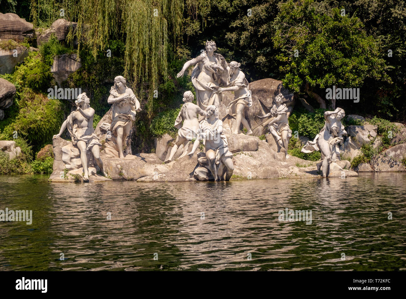 Un groupe de statues de la déesse Diane et ses nymphes montre une partie de la grandeur de l'jardins royaux de la "Reggia di Caserta'. Banque D'Images