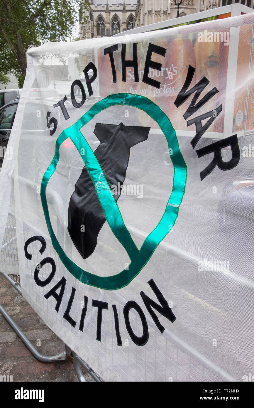 Londres : CND protester contre Royal Navy Service National d'action de grâce pour marquer 50 ans de 'Continu' de dissuasion en mer (DSAC) à l'abbaye de Westminster. Banque D'Images