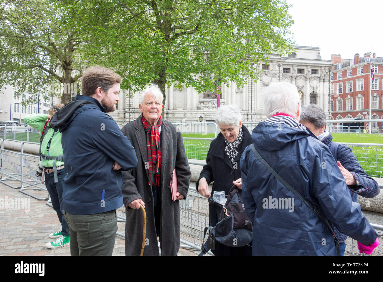 Bruce Kent à CND protester contre Royal Navy Service National d'action de grâce pour marquer 50 ans de 'Continu' de dissuasion en mer dans l'abbaye de Westminster. Banque D'Images